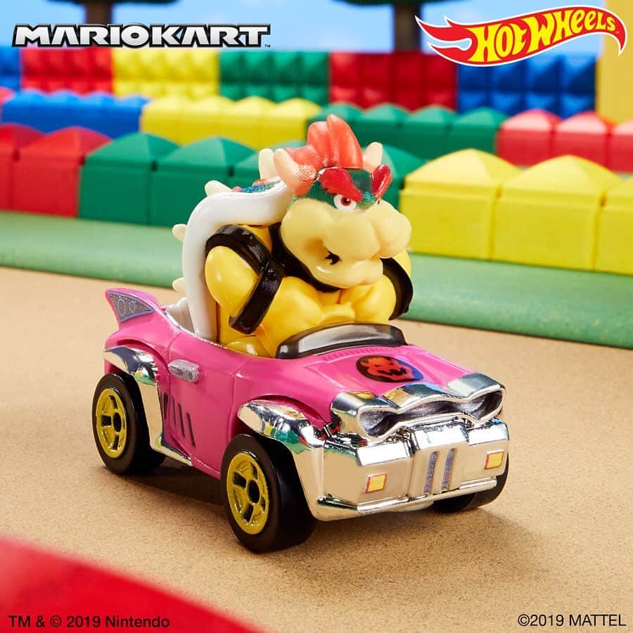 Hot Wheelsさんのインスタグラム写真 - (Hot WheelsInstagram)「Buckle up and get ready to dash on some orange track! The new Hot Wheels Mario Kart line lets you play with your favorite @Nintendo racing characters in real life. 1️⃣🆙 Available at Target. #HotWheels #MarioKart」6月24日 2時27分 - hotwheelsofficial