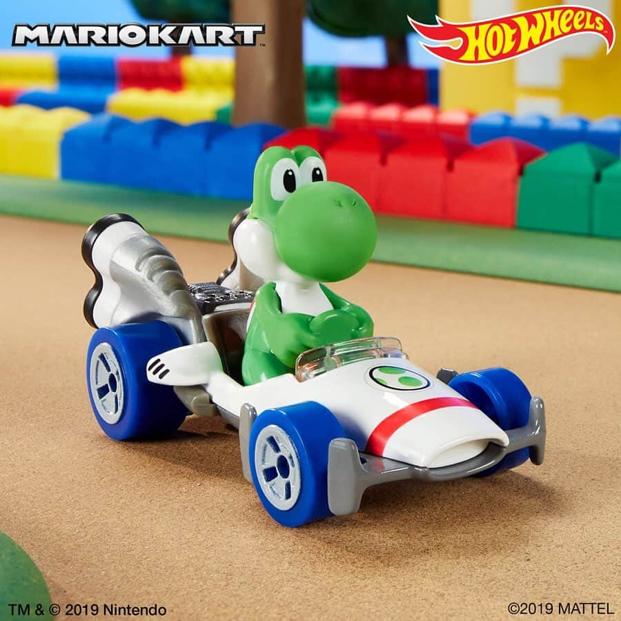 Hot Wheelsさんのインスタグラム写真 - (Hot WheelsInstagram)「Buckle up and get ready to dash on some orange track! The new Hot Wheels Mario Kart line lets you play with your favorite @Nintendo racing characters in real life. 1️⃣🆙 Available at Target. #HotWheels #MarioKart」6月24日 2時27分 - hotwheelsofficial