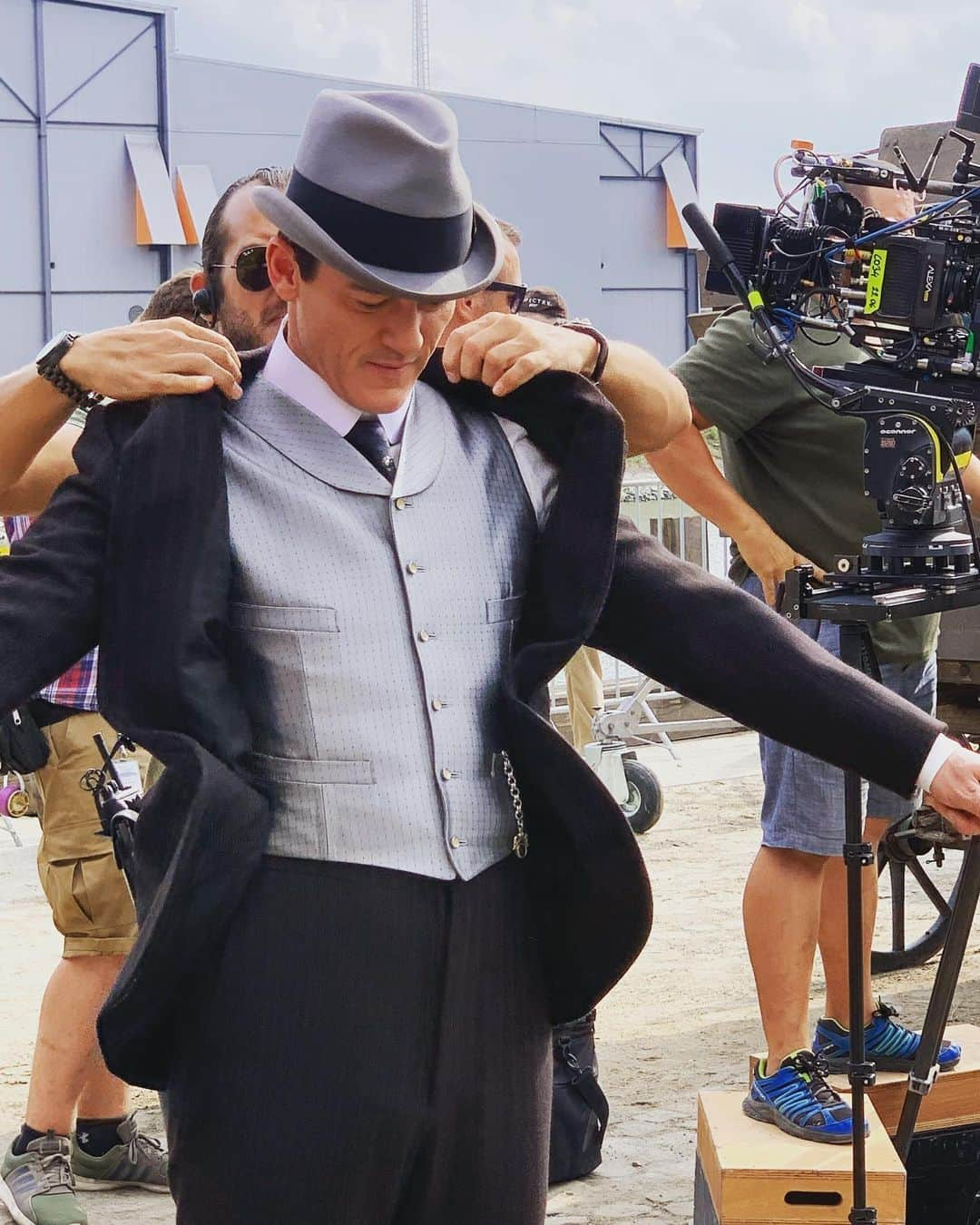 ルーク・エヴァンズさんのインスタグラム写真 - (ルーク・エヴァンズInstagram)「Sharp Attire for Mr Moore...#alienist #angelofdarkness #johnschuylermoore」6月24日 2時33分 - thereallukeevans