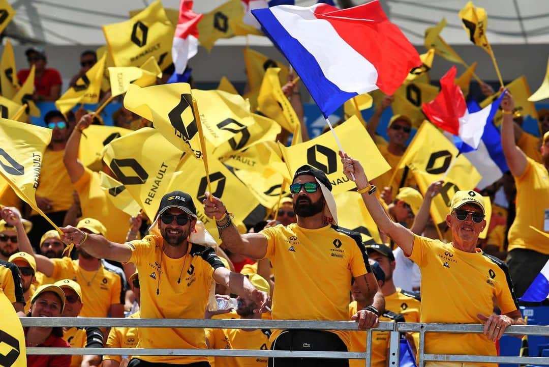 ダニエル・リカルドさんのインスタグラム写真 - (ダニエル・リカルドInstagram)「Enjoyed my weekend being part of the @renaultf1team family at home. We’re doing alright. Chins up, elbows out, eyes forward. #tillthewheelsfalloff」6月24日 2時33分 - danielricciardo