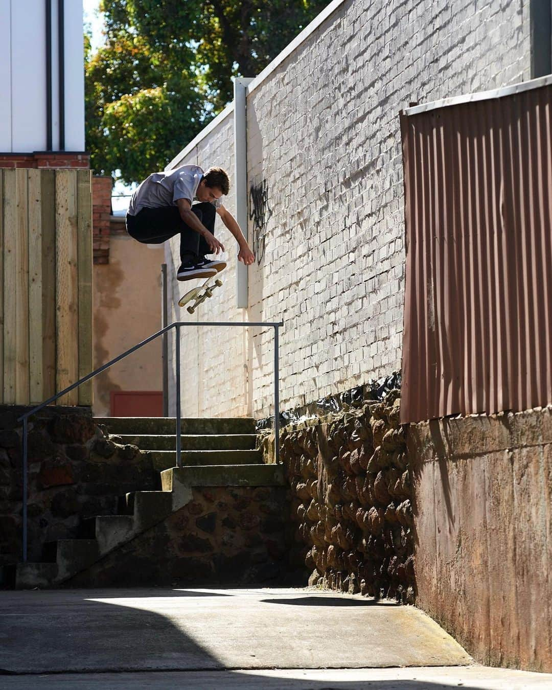 Nike Skateboardingさんのインスタグラム写真 - (Nike SkateboardingInstagram)「On the Melbourne mission. Blake on a broken board.  Back alley heelflip in the Janoski Mid Remastered.  Available now in local skate shops and Nike.com.  @blakecarpenter | 📷 @bencolen」6月24日 2時34分 - nikesb