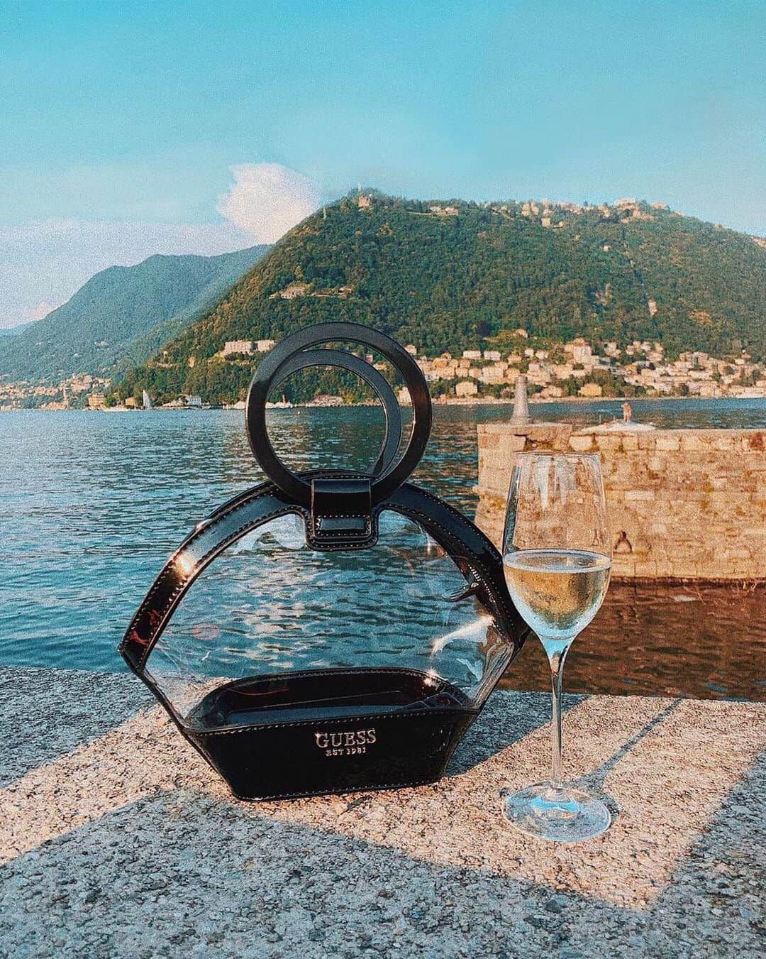 ゲスさんのインスタグラム写真 - (ゲスInstagram)「Postcards from Como 🥂 tag a friend you’d want to share this view with ✨ #LoveGUESS . . 📷: @lenamahfouf」6月24日 2時38分 - guess