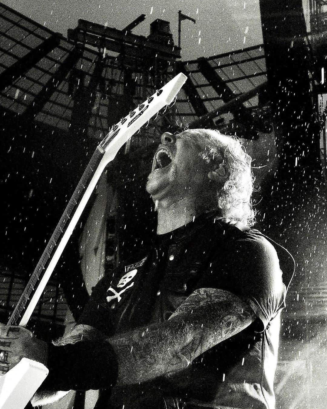 メタリカさんのインスタグラム写真 - (メタリカInstagram)「“Confess all to the rain...” ・・・ 📸 by @steffyspurs ・・・ #MetInManchester #WorldWired #Metallica」6月24日 2時42分 - metallica