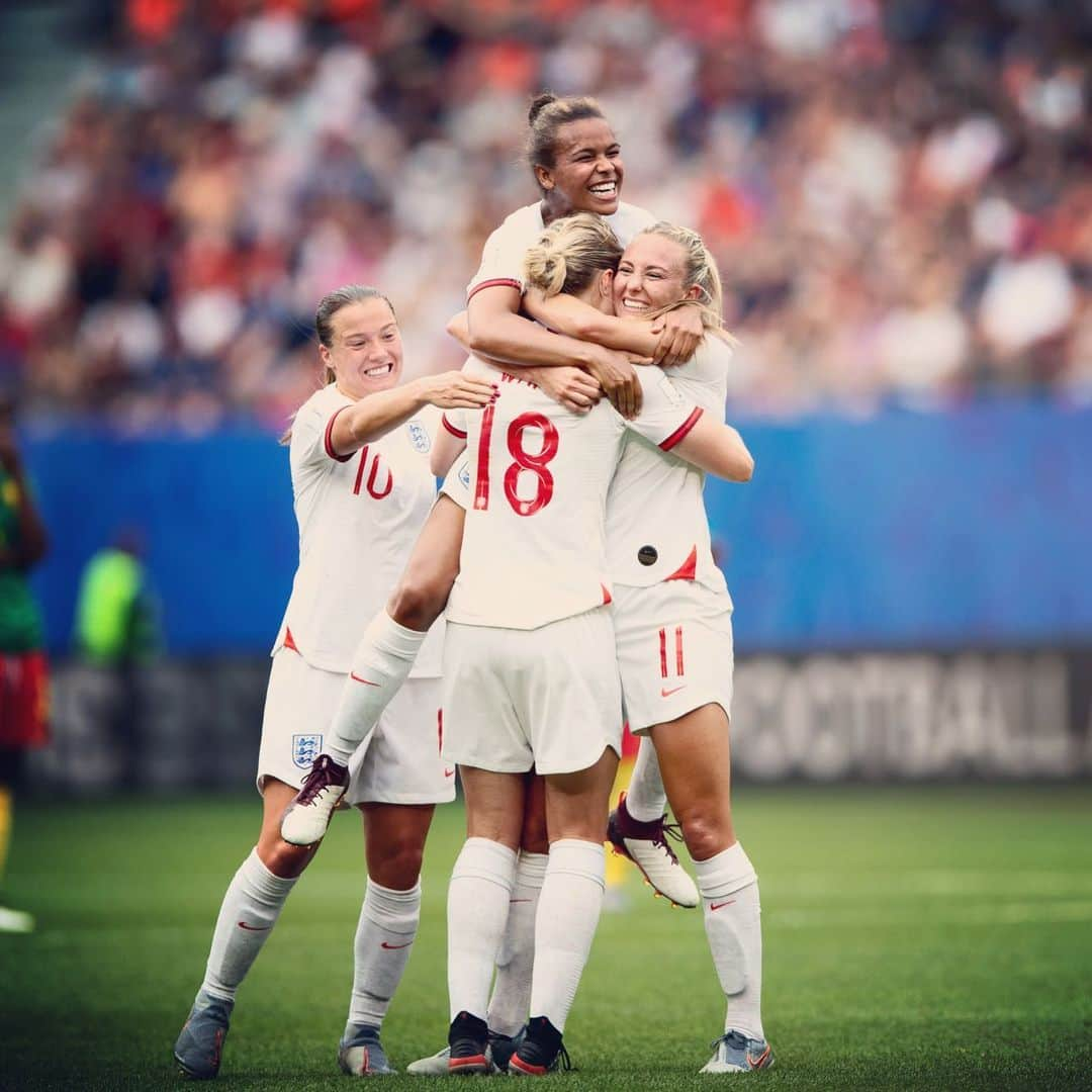 サッカー イングランド代表チームさんのインスタグラム写真 - (サッカー イングランド代表チームInstagram)「Smile if you’re into the quarter-finals 😀」6月24日 2時43分 - england