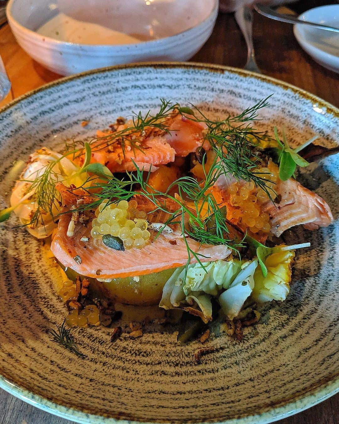 シャウラさんのインスタグラム写真 - (シャウラInstagram)「First meal in Stockholm was absolutely fantastic! Every dish had so much texture and flavor! The first dish was my favorite. Pan fried squid with new potatoes, smoked butter and wild garlic. Too good. ストックホルムでの初の食事が美味しすぎて感動！びっくりするほど色々な食感があって口を楽しませてくれました！最初に写ってるのが私中でのベストワン！ワイルドガーリックとスモークバターで炒めたイカと新ジャガ。驚きのうまさ。 #foodie #foodporn #stockholm」6月24日 2時44分 - shaula_vogue