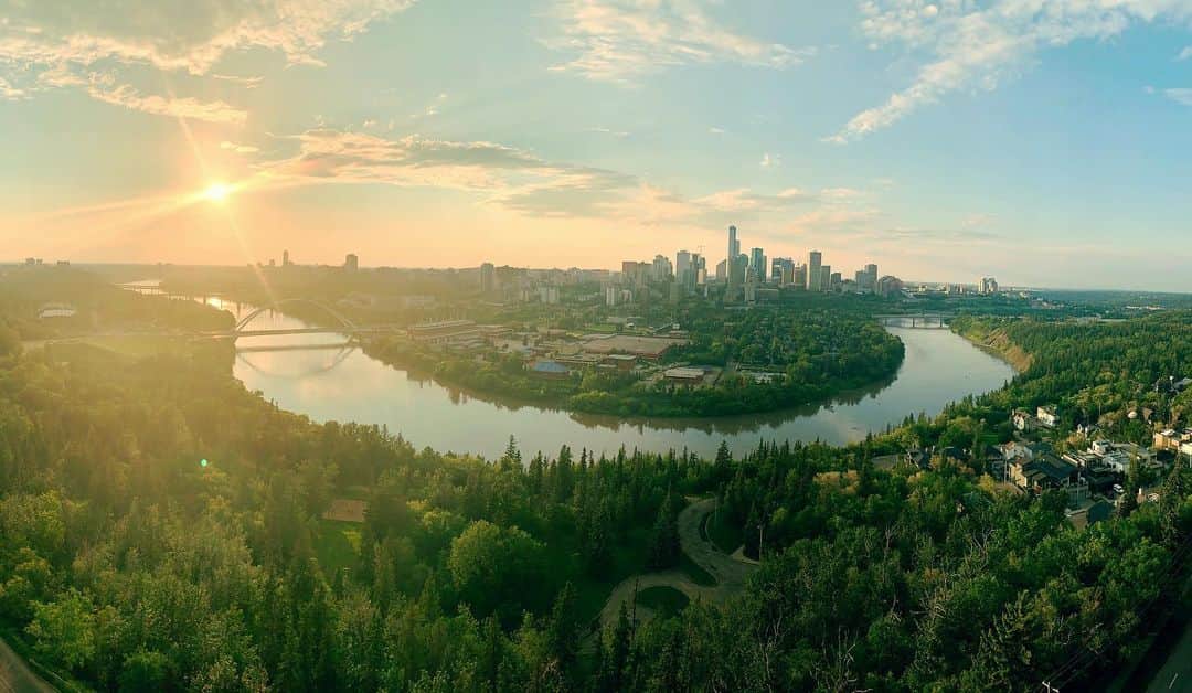ヴォーン・チピアーのインスタグラム：「It’s officially summer! #yeg #alberta #saskatchewandrive」