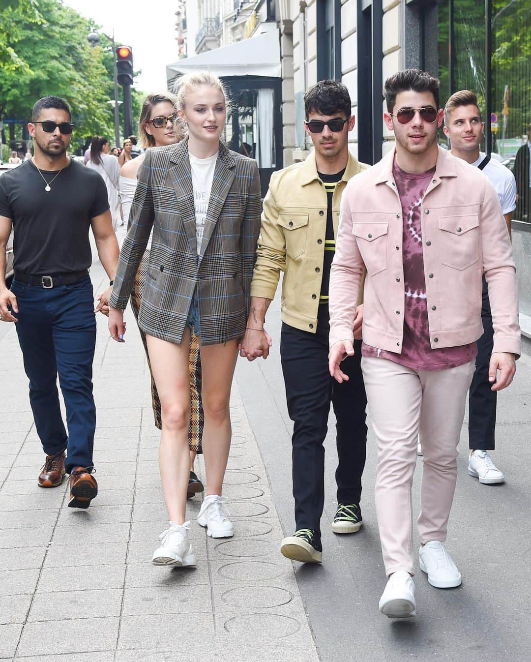 Just Jaredさんのインスタグラム写真 - (Just JaredInstagram)「@sophiet and @joejonas join their growing group of friends in Paris, including @nickjonas @wilmervalderrama and @seaweanie! #SophieTurner #JoeJonas #NickJonas #WilmerValderrama #AmandaPacheco Photos: SplashNews, BackGrid」6月24日 2時54分 - justjared