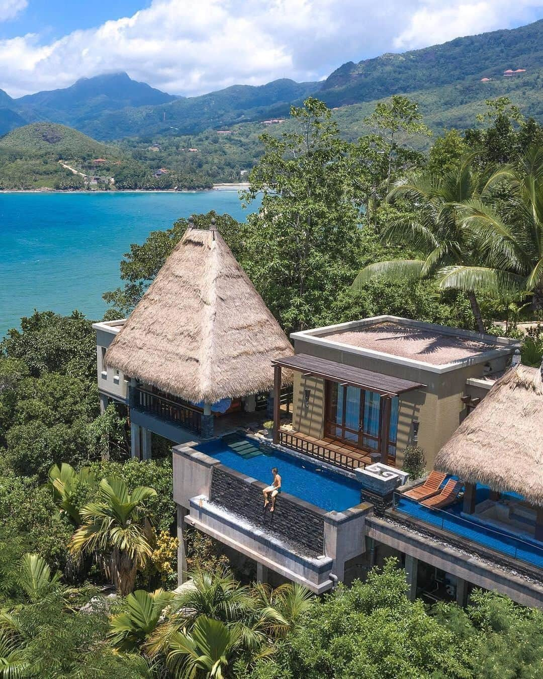 BEAUTIFUL HOTELSさんのインスタグラム写真 - (BEAUTIFUL HOTELSInstagram)「The @maialuxuryresort is built as part of the peninsula, where guests in the thirteen ocean villas can enjoy their own infinity pool. 🏊 Tag someone you would hang out here with! (📷: @globe_drifting 📍: Maia Luxury Resort & Spa, Seychelles)」6月24日 3時07分 - beautifulhotels