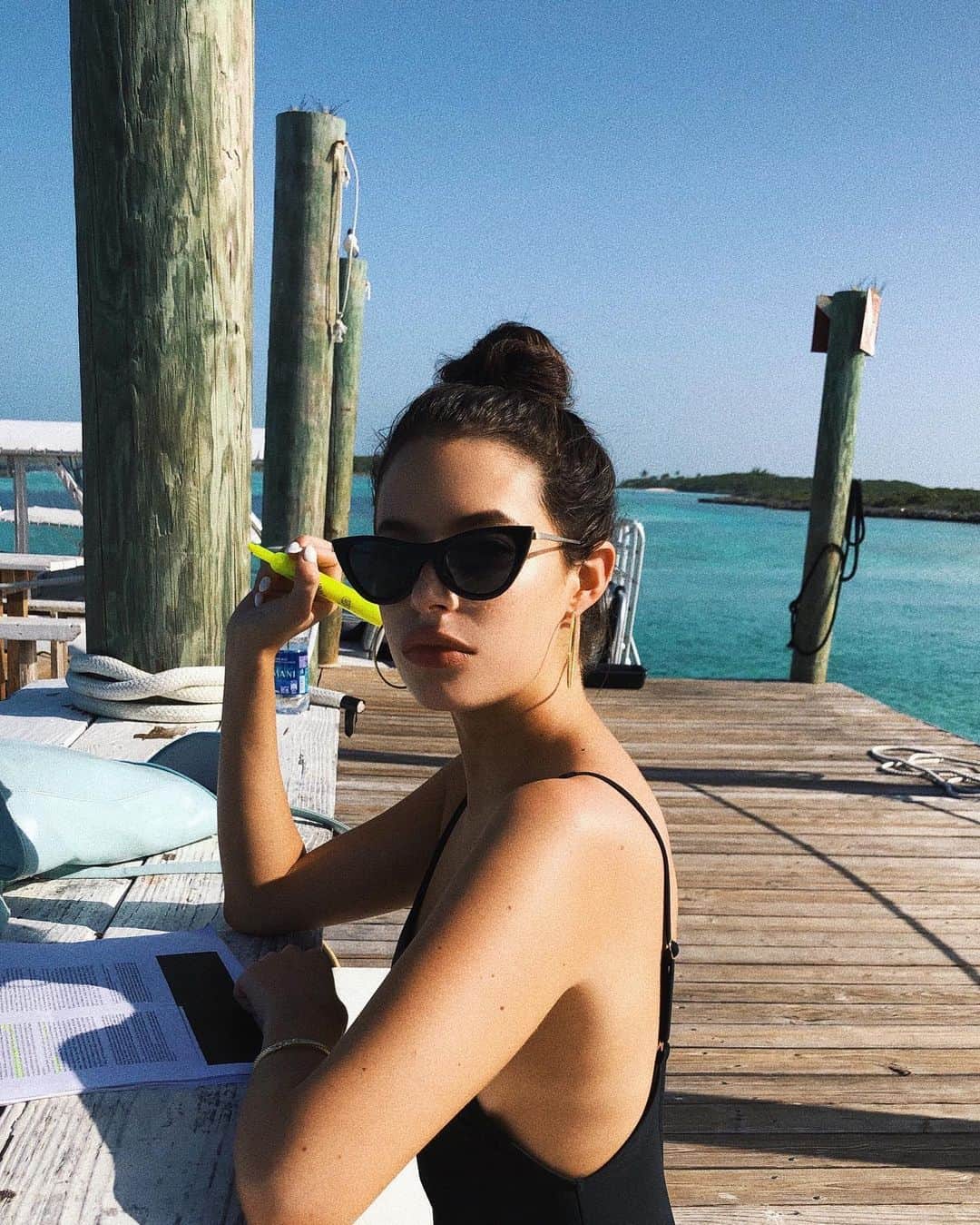 クロエ・ブリッジスのインスタグラム：「I mean if you have to do homework you might as well go to a secluded island to do so」
