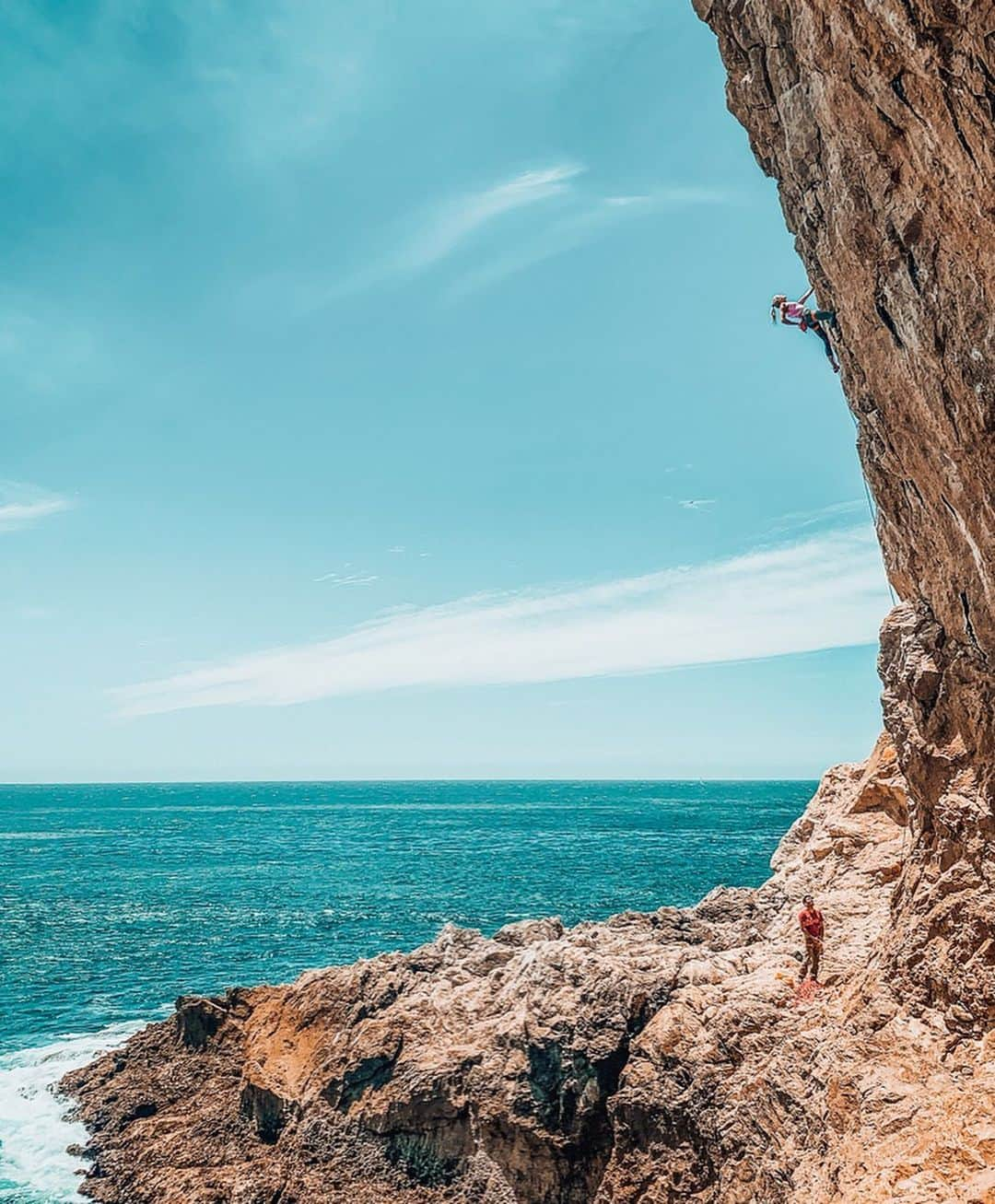 マチルダ・セーデルルンドさんのインスタグラム写真 - (マチルダ・セーデルルンドInstagram)「Would you like to climb here? 🌊🤟🏼 (swipe ➡️ to see part of the approach)  My last stop before going back to Stockholm 🇸🇪 was Ericeira 🇵🇹 for the @barebells surf camp. On the last day (after tumbling around in the water more than standing up on a board the previous days haha) my fingers were just itching to go climbing. I met up with @andr3neres and went to Meio Mango. What a cliff! Routes were of amazing quality and the locals have really done a massive job developing the area. Definitely going back 👊🏼」6月24日 3時01分 - matilda_soderlund