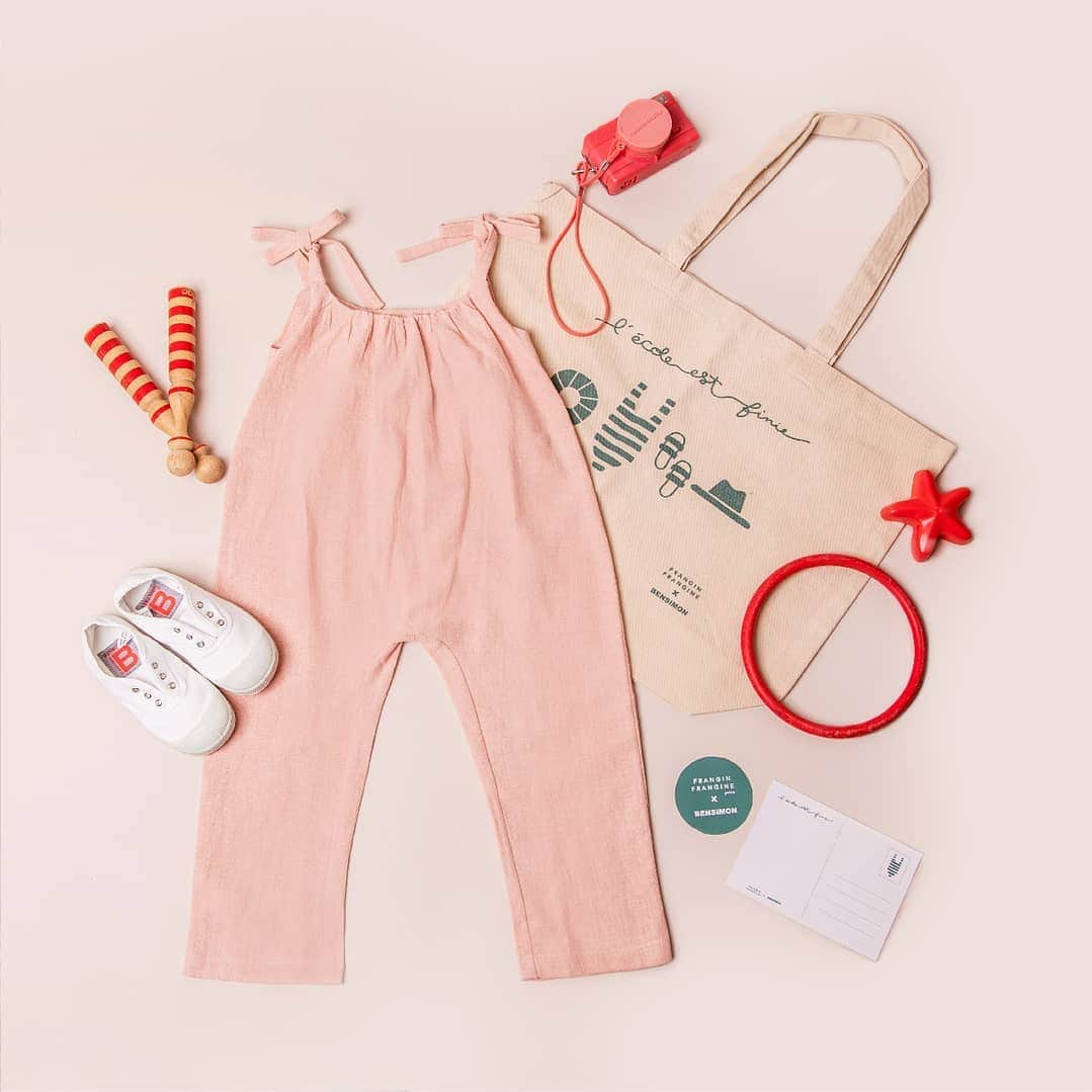 ベンシモンのインスタグラム：「Bensimon x @franginfrangine , La collab’ rétro et authentique, 100% vacances ! ⠀⠀⠀⠀⠀⠀⠀⠀⠀ Une ode à l’enfance et à la liberté. Une box pour habiller vos enfants en 2 temps 3 mouvements, parce qu’on a autre chose à faire pendant les vacances ! . Composez votre box avec : - une paire de tennis Bensimon marines ou blanches, les parfaites intemporelles qui s'enfilent un en clin d’œil et suivront vos kids tout l'été - une combi en lin Frangin Frangine, à nouer aux épaules et à la forme bouffante, rose poudrée, bleu rayée ou jaune soleil - jusqu’au 8 ans! - un grand cabas spécial vacances, grand et résistant, idéal pour transporter le nécessaire de vos prochaines aventures ! . Le look parfait pour cet été ! ❤️ #bensimon #collab #franginfrangine」
