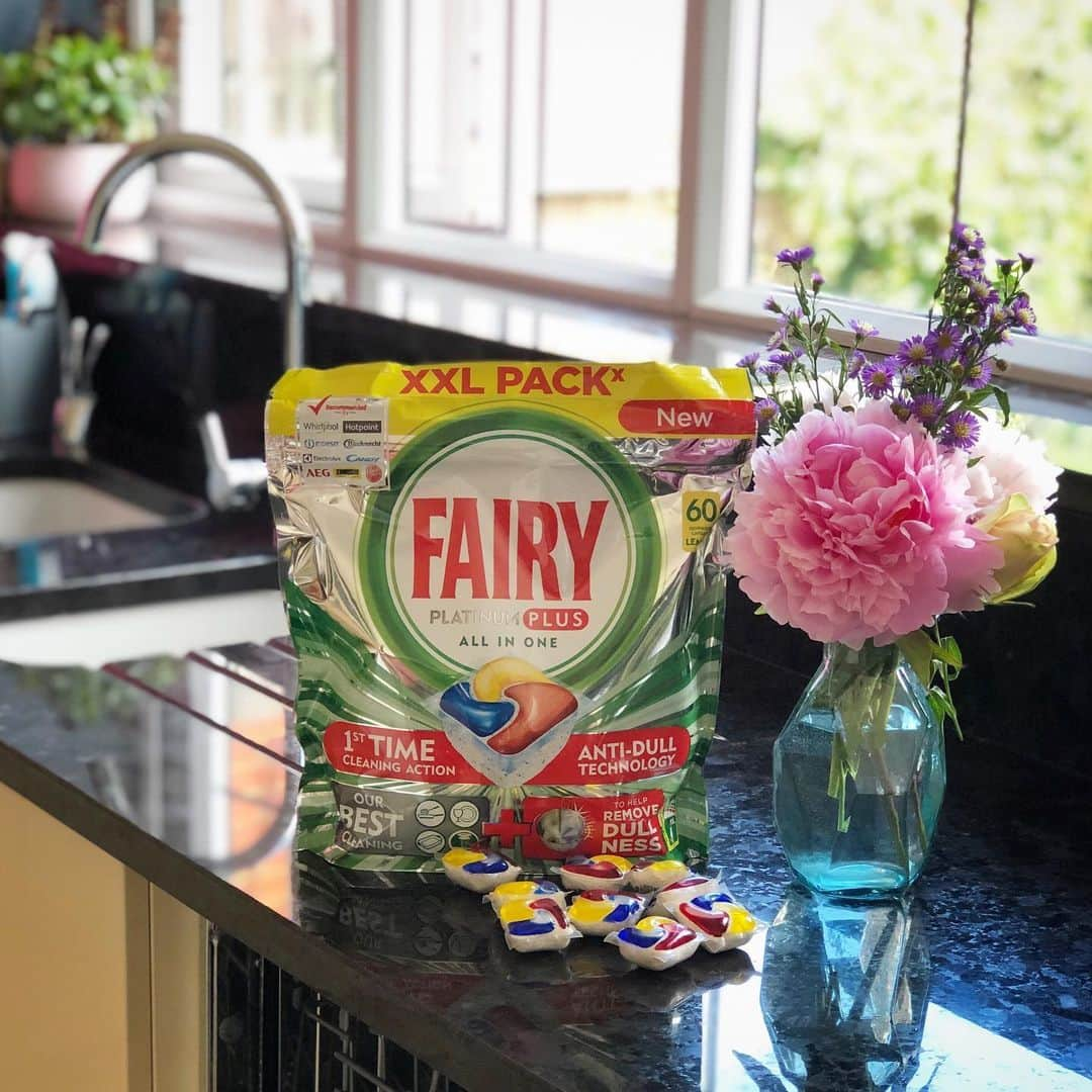 ルイーズ・ペントランドさんのインスタグラム写真 - (ルイーズ・ペントランドInstagram)「AD | As a busy Mum, I’m always looking for nifty little ways to save time or clever little cleaning hacks. Hurrah, hurrah, I’ve found one to tell you about today! 🥳 . Just gonna get real with you here because it’s hard to glam this up - you know how gross it is when you get those dishes that are so caked from a Sunday roast (or whatever you’ve made) that you have to pre-soak them? Well I hate that. The dipping your hand in the sink to remove the plug after wise? No. Just, no. . Fairy Platinum Plus is a dishwasher tablet that works so well that you don’t have to pre-soak! Sweet mercy!!💫 They deliver a superior clean on tough stains and help remove dullness leaving dishes, cutlery, glass dishes, pots and pans like new - yes flipping please!! . Now you can enjoy cooking a Sunday roast or baking those brownies without a pile of yucky dishes soaking and feel like you’re absolutely winning at life! Do little things like this excite you too? #NoSoakSunday #CleaningHack #MumLife @proctergamble」6月24日 3時03分 - louisepentland