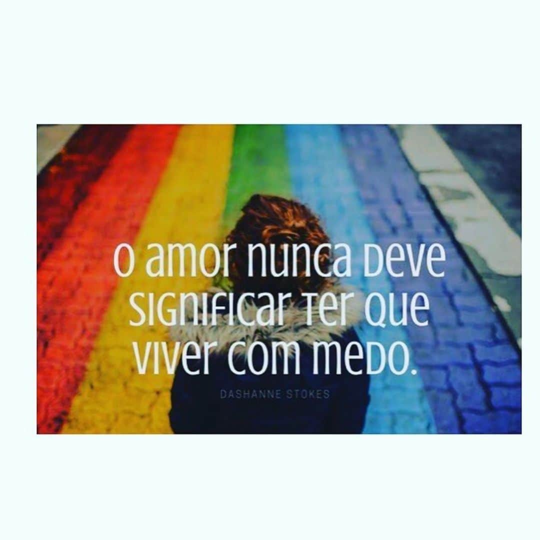 Alice Wegmannのインスタグラム：「AMAR SEM TEMER ❤️🧡💛💚💙💜 #PRIDE (e se um pode beijar na boca e dar as mãos no parque, TODES PODEM BEIJAR NA BOCA E DAR AS MÃOS NO PARQUE). #AceitaERespeita」
