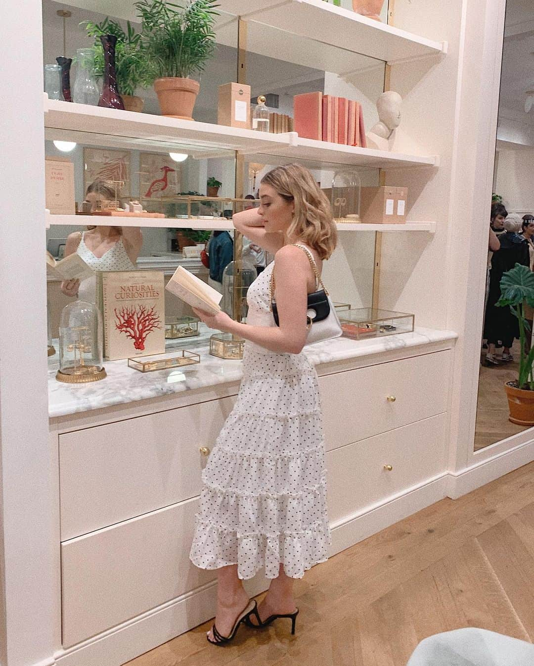 Kelsey Simoneさんのインスタグラム写真 - (Kelsey SimoneInstagram)「Thank you for having me @lauramercier X @sezane ✨I’ll come shop and eat macarons with you anytime!」6月24日 3時16分 - k.els.e.y