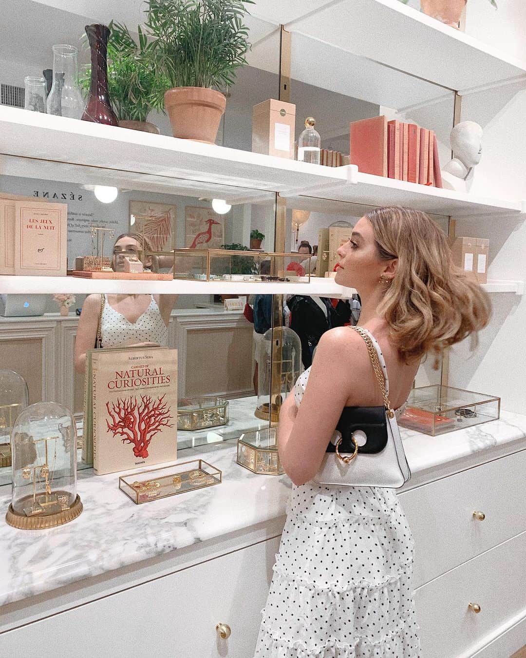 のインスタグラム：「Thank you for having me @lauramercier X @sezane ✨I’ll come shop and eat macarons with you anytime!」
