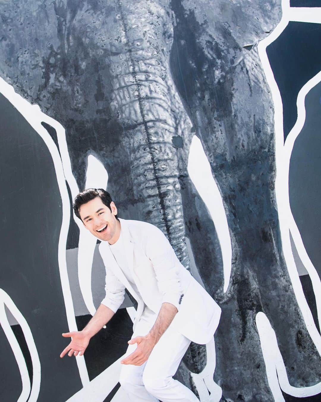 ブレンダン・ロビンソンさんのインスタグラム写真 - (ブレンダン・ロビンソンInstagram)「Dear #Elephant, you always have and will always be my favorite animal.  You’re just so awesome and I geek out over you!  Love, Brendan 🐘❤️ | What’s your favorite #animal ever?? . . . Pic by @larrywrightphotography . . . #streetart #losangels #DTLA #coolstuff #weekend #goodvibes」6月24日 3時08分 - brendanrobinson