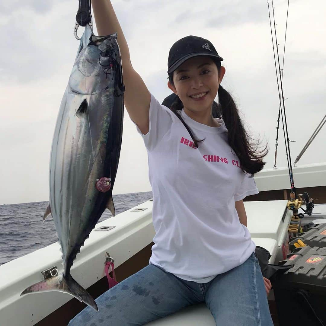 岩佐真悠子のインスタグラム：「御前崎にてカツオ釣ったったぜーい🎣 朝イチはまぁまぁHP削られたよね😂  #釣り #カツオ #タイラバ #波丸 #御前崎 #ツレ旅」