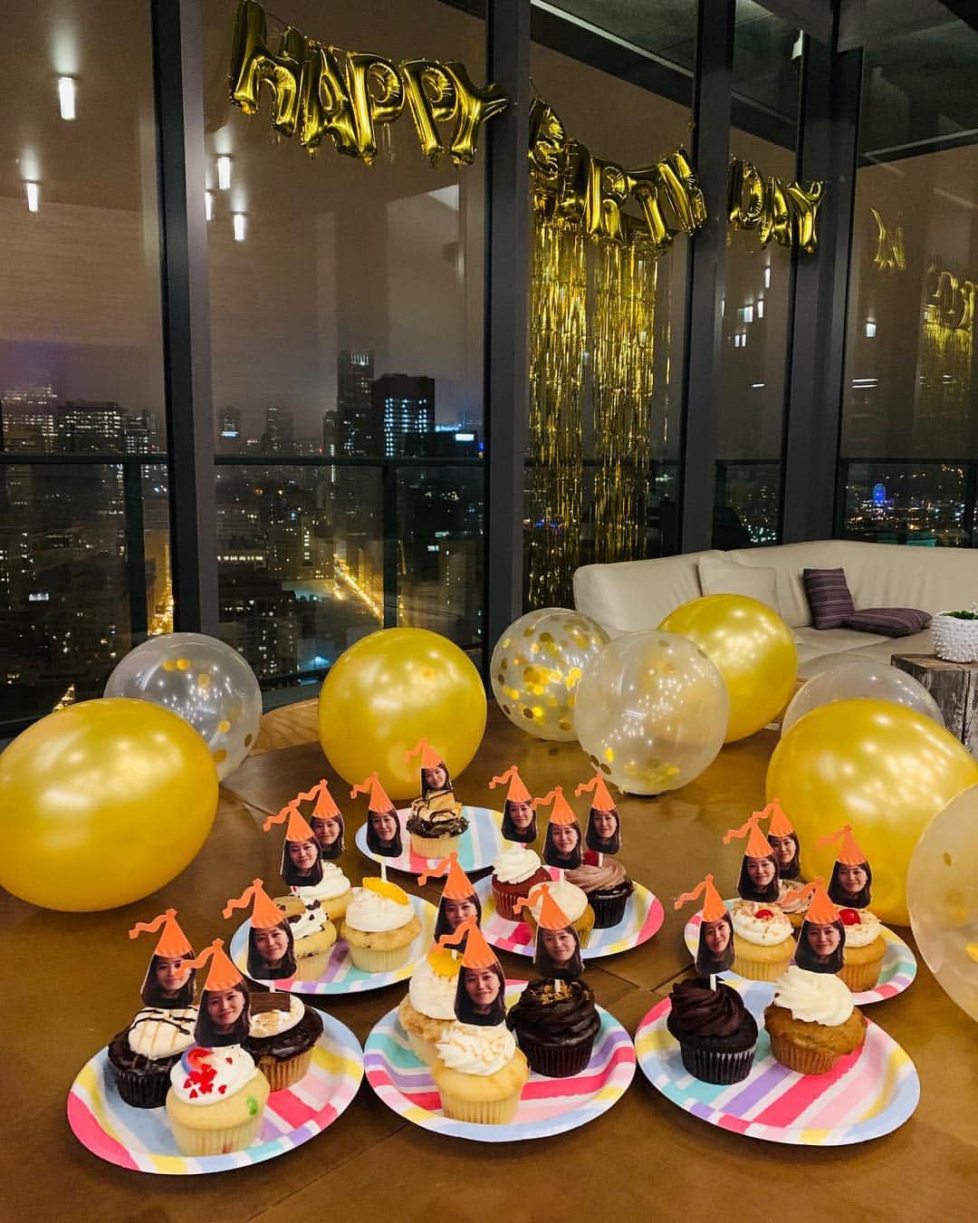 早川茉希さんのインスタグラム写真 - (早川茉希Instagram)「🎂🎉 Happy birthday @maiclaypool ❤️❤️ ・ サプライズ大成功😍🎉 一足早くお祝い🎂🙌🏻💞 ・ #hbd #congratulations #🎂 #mollyscupcakes #birthdaypartyideas #party #chicago #myfriends #havefun #holiday」6月24日 3時14分 - maki_hayakawa