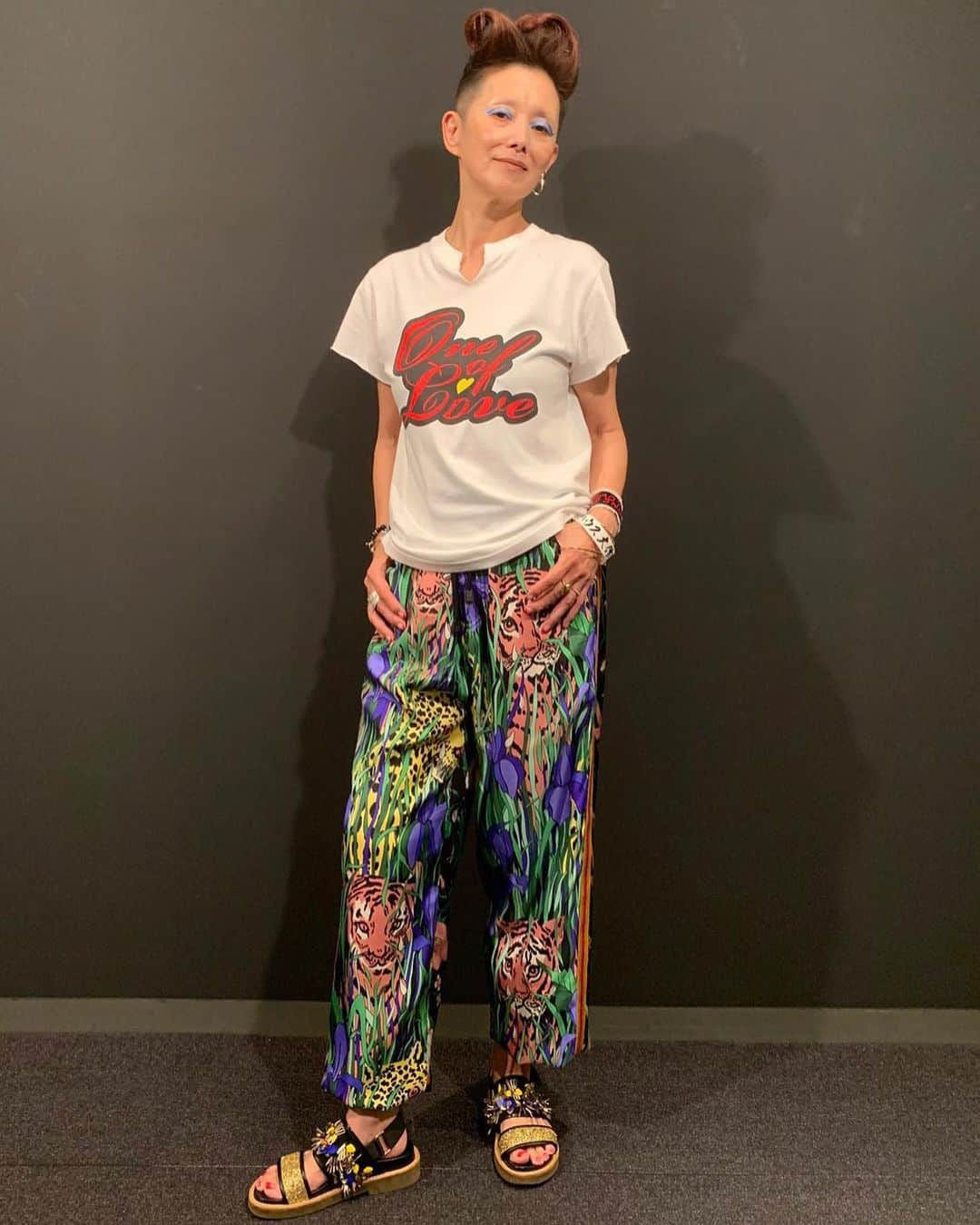 夏木マリさんのインスタグラム写真 - (夏木マリInstagram)「先日のGIGのコーデは、 GUCCIとOne ofTの4ポーズ！  #GUCCI #OneofloveTshirt #oneofloveプロジェクトgig  #marinatsuki  #natsukirock  #夏木マリ」6月23日 18時15分 - mari_natsuki