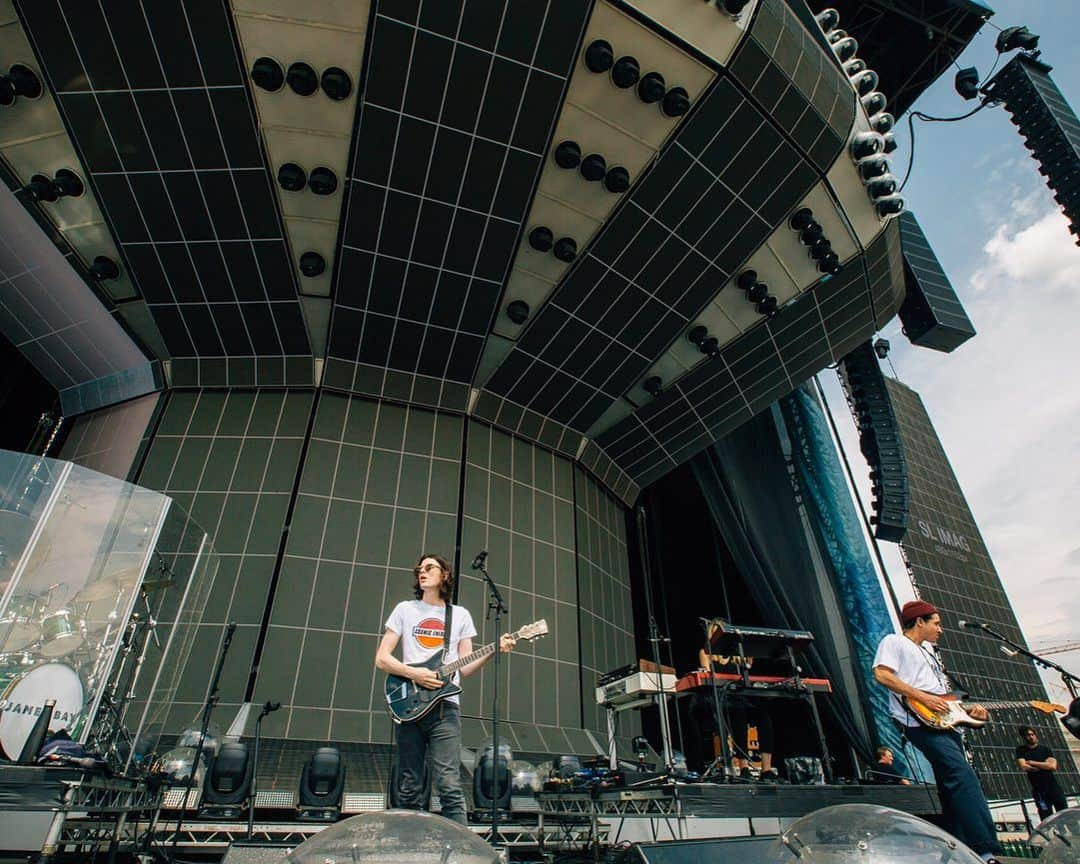 ジェームズ・ベイさんのインスタグラム写真 - (ジェームズ・ベイInstagram)「Hockenheimring 🇩🇪 Day 1, part 1 #dividetour #cosmicenergy 📷 @jonstonevideo」6月23日 18時17分 - jamesbaymusic