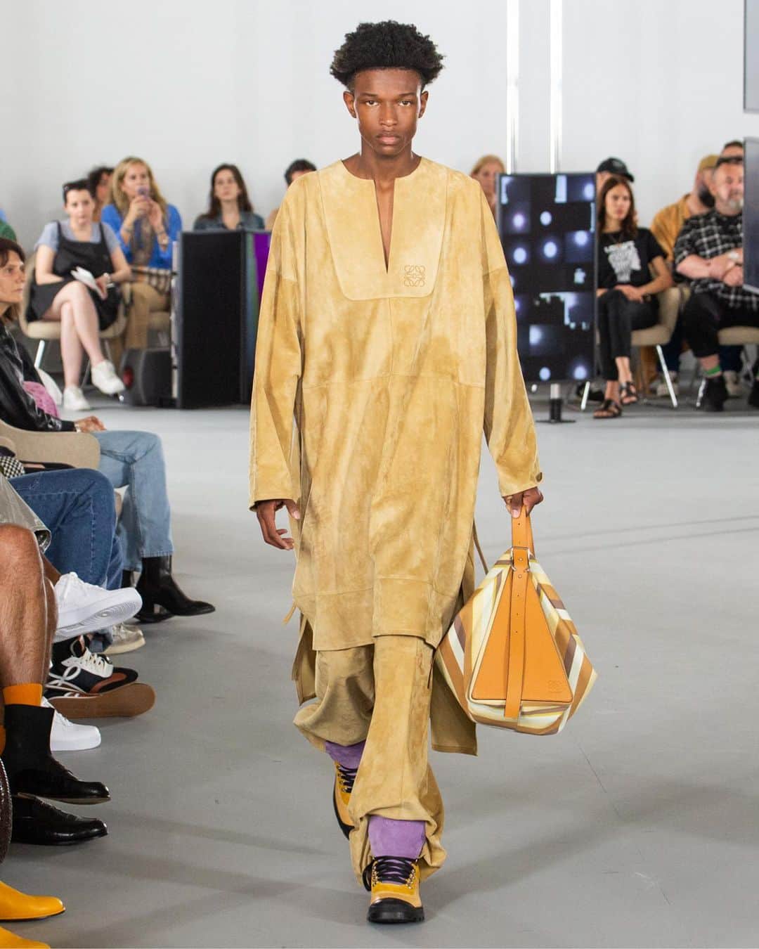 Loeweさんのインスタグラム写真 - (LoeweInstagram)「LOOK 6  Velvety soft ‘cashmere’ suede in LOEWE’s signature Oro colour  #LOEWESS20 Menswear presented at Maison de l’UNESCO, Paris  #LOEWE #ParisFashionWeek #PFW #Menswear」6月23日 18時18分 - loewe