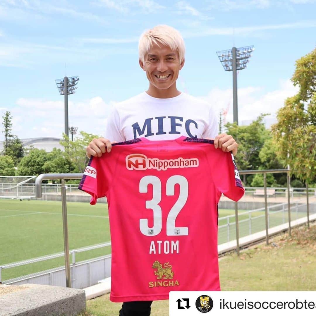 田中亜土夢さんのインスタグラム写真 - (田中亜土夢Instagram)「#Repost @ikueisoccerobteam with @get_repost ・・・ たくさんの購入！ たくさんの問い合わせ！ 本当にありがとうございます！  そして亜土夢選手が早速リポストしてくれました！ ありがとうございます！  皆さん気になっている亜土夢選手からのプレゼントですが！！ 亜土夢選手のサイン入りレプリカユニフォームとなっております！！ 抽選で１名様となっております！  Tシャツは注文してから作るので限定ではございません！ 焦らないでください。 押さないでください。 皆さんにしっかり行き渡ります！  @atom_tanaka_official  @ikueisoccerobteam  #前橋育英サッカー部  #前育サッカー #田中亜土夢 #セレッソ大阪 #HJK #アルビレックス新潟 #前橋育英 #木戸中」6月23日 18時20分 - atom_tanaka_official