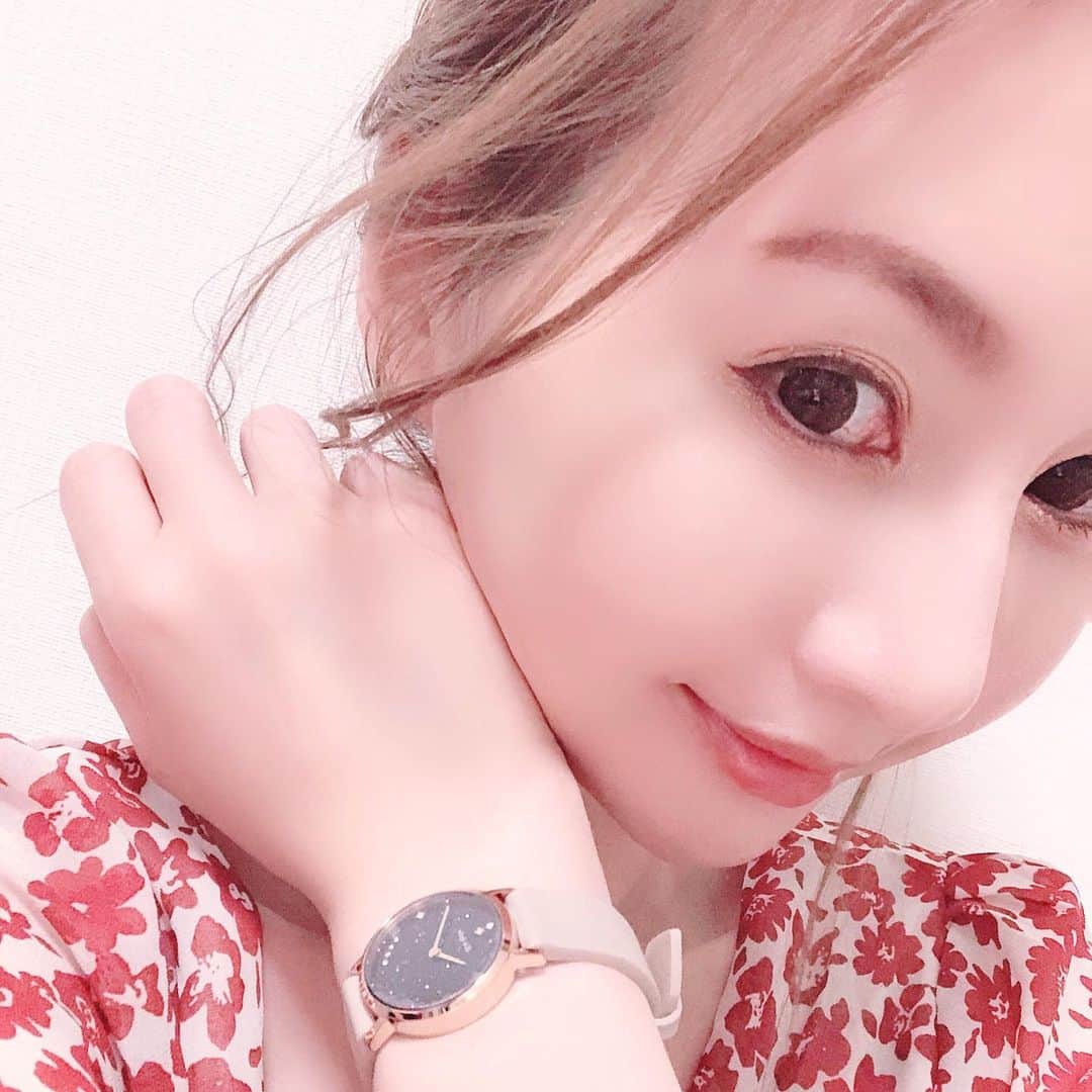 辰巳ゆいのインスタグラム：「LIA KULEAさんから、ステキな時計が届きました！ . ハワイの星空をイメージして作られたブランド。 ブランド名の「Lia」はハワイの言葉で憧れ。 そして「Kule'a」は幸福や成功を表しています。 ブランドデザイナーは、この時計を持った皆様が、憧れと幸せを手にしてほしいという意味を込めてこのブランドを作られたそうです♪ . キラキラかわいい✨ . . クーポンコード 「yuitatsumi」の使用で10％OFFです！⭐︎ . . #腕時計 #liakulea #リアクレア #腕時計 #時計 #腕時計倶楽部 #手元倶楽部 #pr」