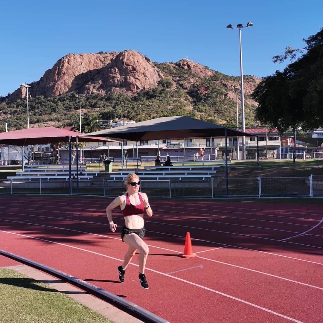 アンジェラ・ペティさんのインスタグラム写真 - (アンジェラ・ペティInstagram)「Beautiful backdrop at the track here in Townsville!⛰️ The Oceania Champs start on Tuesday, and I'm in the 800m on Thursday 🏃 #Oceania Champs #athletics 📷@ktbugz14」6月23日 18時30分 - angie_run800m