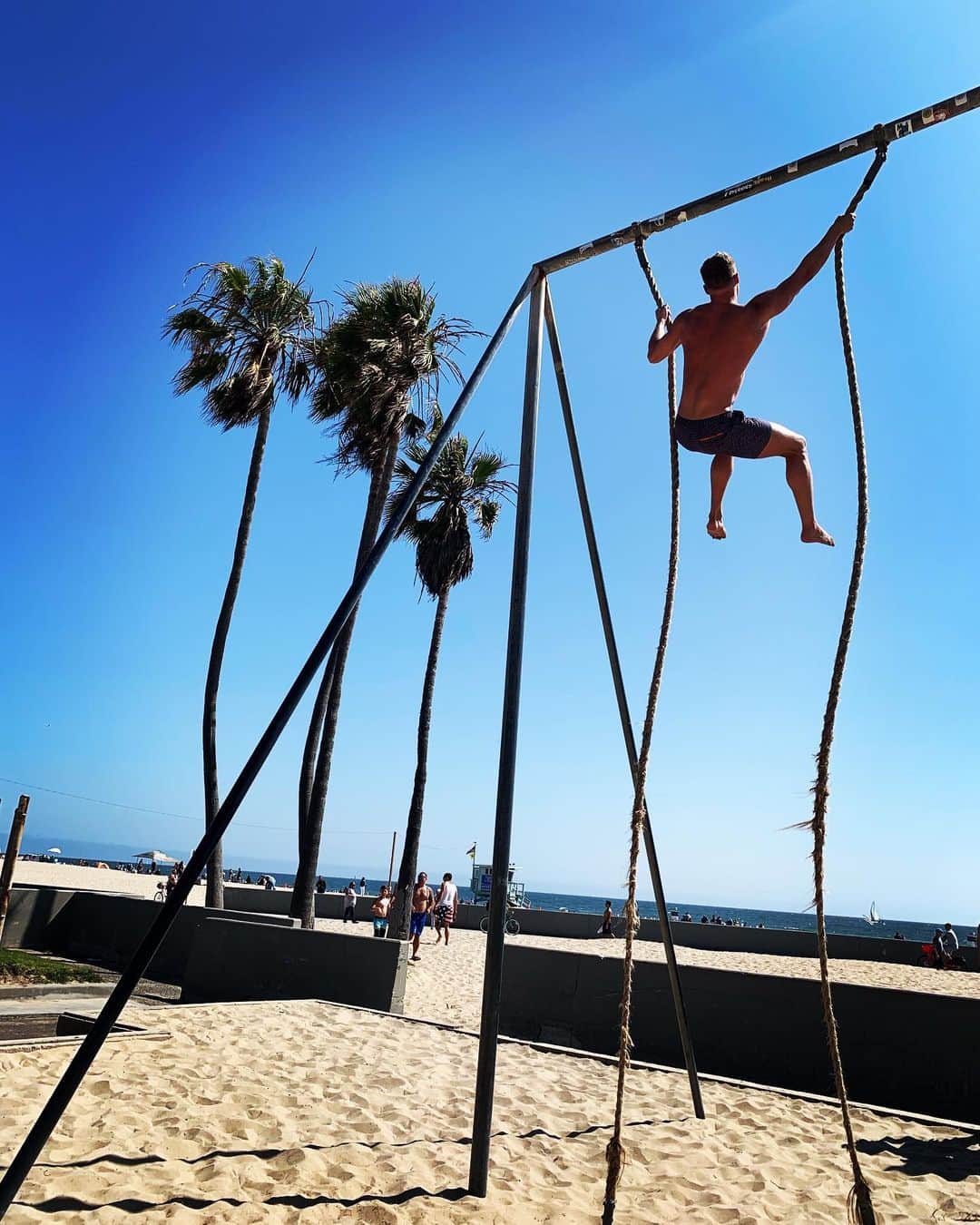 ウラジミール・モロゾフのインスタグラム：「Weekend urban training #venicebeach #musclebeach」
