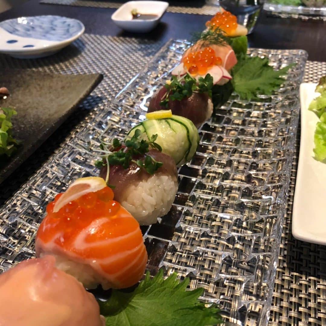 のインスタグラム：「我が家でパーティー✨ 手毬寿司をたくさん作りました もう少し小さくても良かったかな 喜んでもらえました☺️ #ハルシェンテ  #清水春名  #手毬寿司」