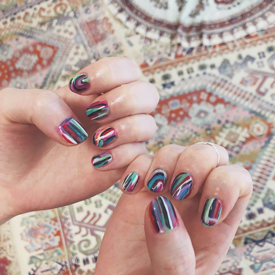 のインスタグラム：「New nails done by @yukamizz ❤️ * 虹のような、地層のような、いろんな色を使った後の絵の具のパレットのような、カラフルなネイルにしてみた🌈 * 来週からバタバタWEEKが始まるので、ネイルできて嬉しい😚 * Yukaさん、いつもありがとうございます💕💕💕」