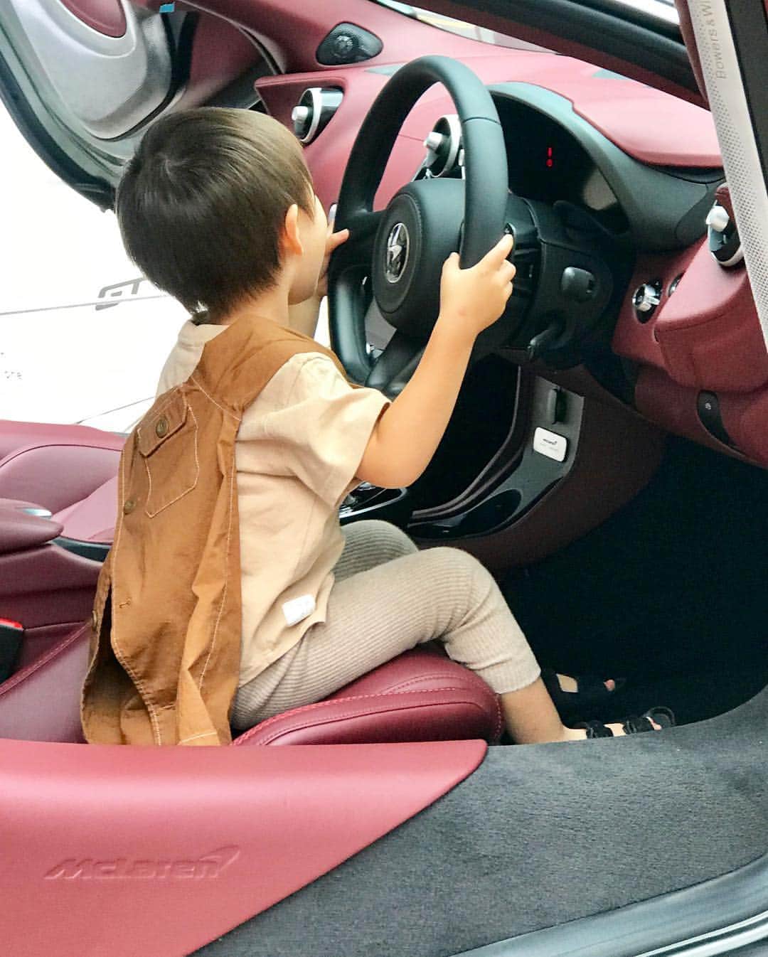 金子麻貴さんのインスタグラム写真 - (金子麻貴Instagram)「今日は @mclarenautomotivejp が展示されてて息子大興奮🤩 低いエンジンもカッコよかったー！！ 男の子にはたまらないよね！！ちょっとだけど運転席にも乗せてもらえてすごく喜んでた✨🚘 虎屋スタンドで大好きなカキ氷も食べれて友達とも会えて大満足な日でした🤤❤️ . .  #fashion#NewRules#McLaren#GT#regleam#fendi#親子コーデ#シンプルコーデ#リンクコーデ」6月23日 18時40分 - mtmmaki
