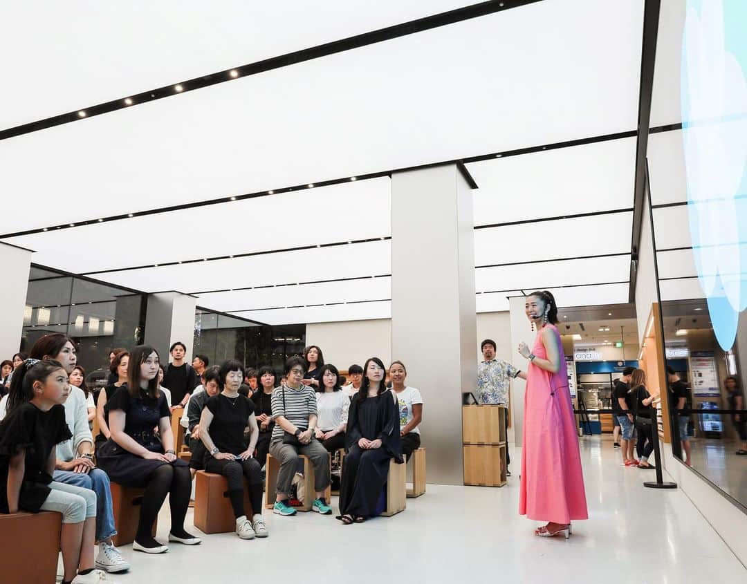 野沢和香さんのインスタグラム写真 - (野沢和香Instagram)「Hello @apple ❣️🍎 先日の #国際ヨガデー 、 apple 初の試みで新宿のストア内ででヨガをさせていただきました😊 巨大モニターを使って皆で瞑想したり、太陽礼拝したり アップルwatchを使って運動量を測ったり^_^ テクノロジー&Yoga😆 新しいカタチのイベント‼️exicitingな時間でした🤩⤴︎」6月23日 18時32分 - wakanozawa