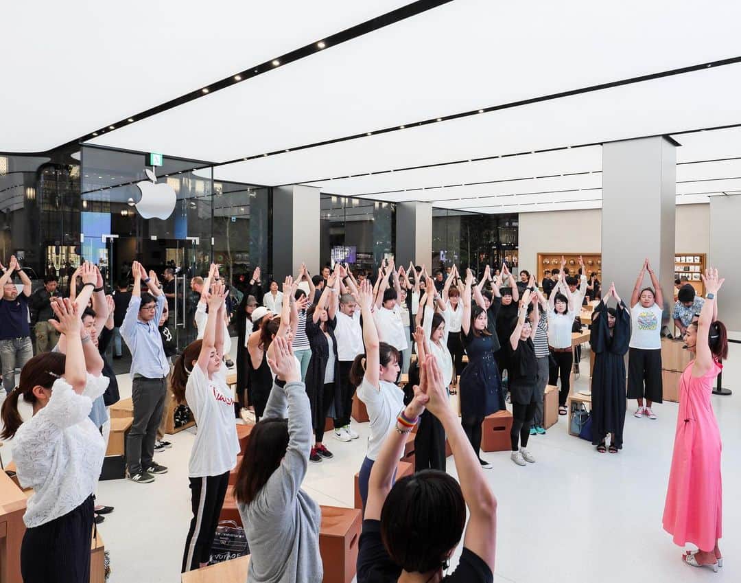 野沢和香さんのインスタグラム写真 - (野沢和香Instagram)「Hello @apple ❣️🍎 先日の #国際ヨガデー 、 apple 初の試みで新宿のストア内ででヨガをさせていただきました😊 巨大モニターを使って皆で瞑想したり、太陽礼拝したり アップルwatchを使って運動量を測ったり^_^ テクノロジー&Yoga😆 新しいカタチのイベント‼️exicitingな時間でした🤩⤴︎」6月23日 18時32分 - wakanozawa