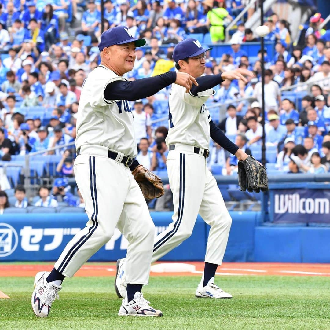 横浜DeNAベイスターズさんのインスタグラム写真 - (横浜DeNAベイスターズInstagram)「. 『70th ANNIVERSARY GAME』 レジェンドOBゲストとして、 22日(土)はカミソリシュートを武器に201勝を挙げ野球殿堂入りを果たした平松政次氏と8年連続20本塁打以上を記録し通算2095安打を放った松原誠氏に、 23日(日)は6年連続二桁勝利を挙げ、沢村賞も獲得した遠藤一彦氏と華麗な守備で連続守備機会無失策のセ・リーグ記録(当時)を樹立した山下大輔氏にご登場いただきました！ . 【平松政次 氏】 「今回のお話しを球団から頂いたときは、だいぶ時も経っているので勘弁してくれとも思いましたが(笑)やはり横浜スタジアムのマウンドに立ち、みなさんが見守る中 またボールが投げられたのは、本当に嬉しく感謝の気持ちでいっぱいです。チームは力を十二分に持っていて、一番可能性があると思います。この秋には一緒に喜べる日が必ず来ると思っているので、今からとても楽しみです。」 . 【松原誠 氏】 「OBを大切にしてくれる気持ちが本当に嬉しく、今日は喜んで参加させていただきました。横浜スタジアムのグラウンド上で、昔の思い出が蘇り、それもまた楽しく嬉しかったです。チームはこれから間違いなく上位にいきます。私の計算では9月には首位に立っていると思っていますので楽しみにしています。」 . 【山下大輔 氏】 「ユニフォームを着てグラウンドに立つのはやはり特別で、若返ったような気持ちになりました。川崎の大洋に入団したけれど、平和球場でオープン戦を戦ったことがあったり、近くには山下公園もあったりと（笑）、当時から横浜スタジアムとは結び付きがあるなと感じていました。前半戦は少し調子を落とした時期もありましたが、ここまで盛り返してきたのは地力がある証拠だと思います。投打のバランスもいいし、まだ半分以上試合は残っているので、98年以来の優勝の期待をかけています」 . 【遠藤一彦 氏】 「横浜スタジアムの雰囲気は昔から好きだったので、久々にその感覚を思い出しました。1978年4月4日の横浜スタジアムでのこけら落としの試合が一番印象に残っていて、当時はこのきれいな球場で早く試合をしたいと思っていました。チームは今、ベテランも若手もみんな調子が上がってきているのでこの勢いを維持して、最後いい位置で終わってほしいなと思います」 . #baystars #70THANNIVERSARY」6月23日 18時46分 - baystars_official