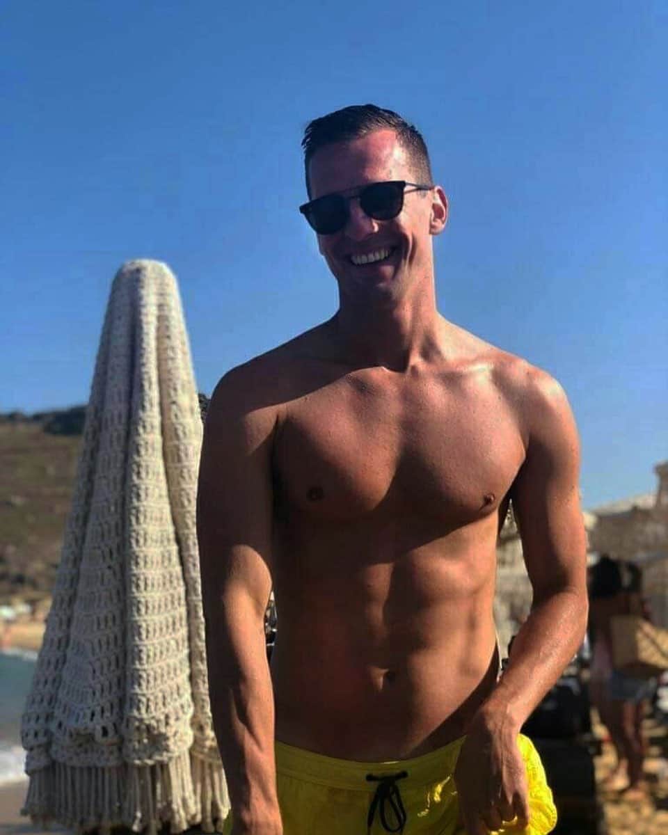 アルカディウシュ・ミリクのインスタグラム：「Summer mood☀️💛 #mykonos #greece #holiday #summertime」