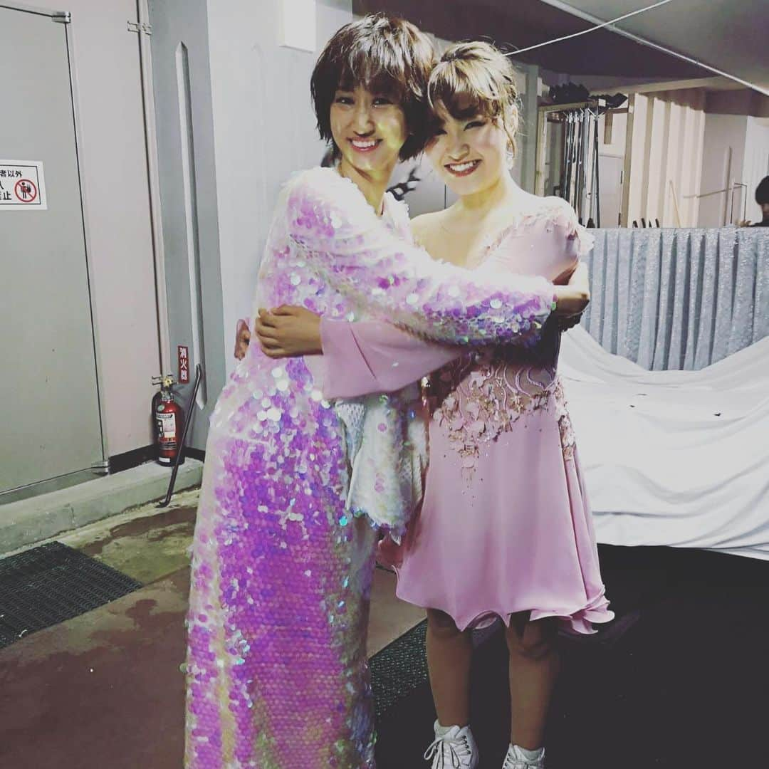 Ms.OOJAさんのインスタグラム写真 - (Ms.OOJAInstagram)「プリンスアイスワールドin札幌 今回は村上佳菜子ちゃんとのコラボレーションでした💗 . 曲は「White Letter」 札幌公演ということでこの曲を選びました。 . 佳菜子ちゃんとお会いするのは初めてだったのですが、10年くらい前に地元名古屋の番組で佳菜子ちゃんが15歳くらいで特集されてる時から観てたので、なんだか勝手に成長を見守ってるような気持ちになってましたww . . TVで見るまま、本当に明るくて可愛くて、でも滑り出すとオーラ全開で、「White Letter」の世界観を完ぺきに表現してくれました。 . 歌いながらうっとりでした。 . フィギュアスケートならではの圧倒的に美の世界でWhite Letterを表現出来て幸せでした。 佳菜子ちゃん、ありがとう〜💗💗 . #msooja #村上佳菜子 #piw #プリンスアイスワールド #tokyocritters #wihteletter #houseofvivianosue #vivianosue」6月23日 18時48分 - msoojafaith