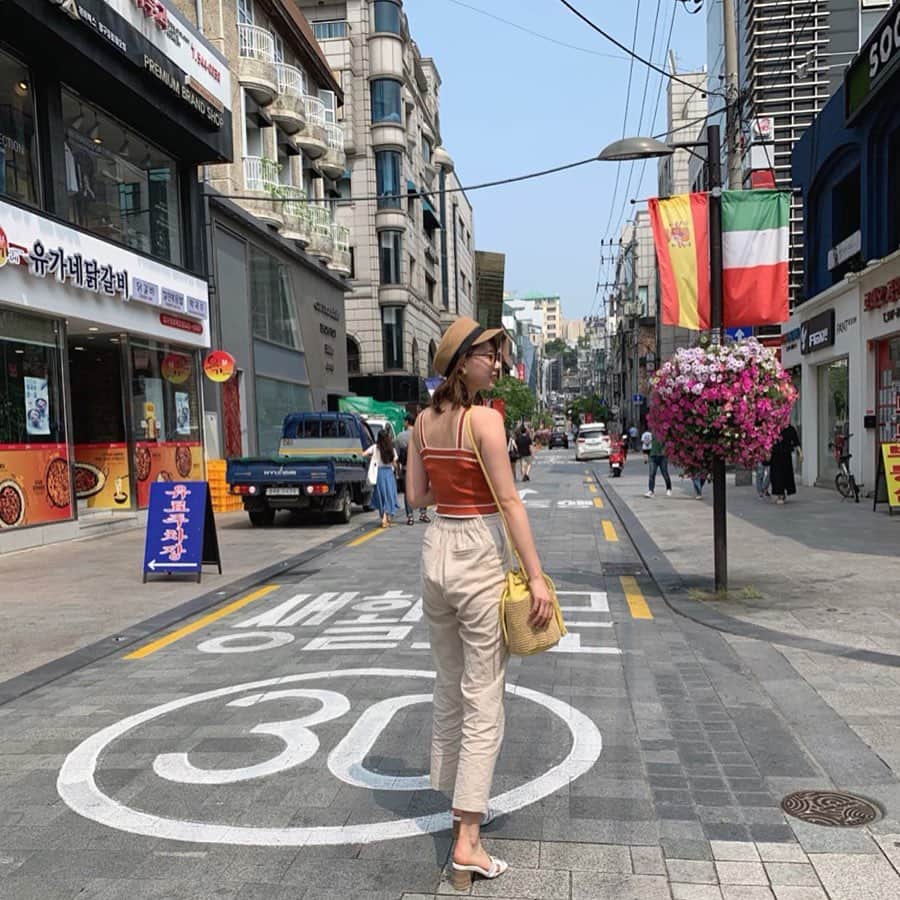 のインスタグラム：「ㅤㅤㅤ ㅤㅤㅤ 韓国2日目のootd❤️ 韓国で買った帽子に 韓国で買ったピアスに 韓国で買ったサンダル。笑 ㅤㅤㅤ tops→ @parfaitkaren pants→ @dholic_official  bag→ @29_anni  ㅤㅤㅤ  #ootd #岡島かれん #韓国コーデ #おかじコーデ #今日コーデ」