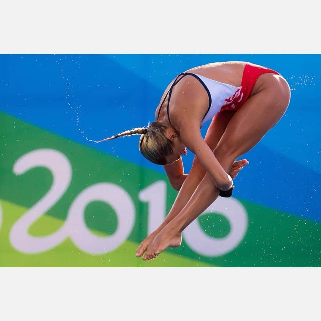 トニア・コーチさんのインスタグラム写真 - (トニア・コーチInstagram)「Happy Olympic day!! . For you guys in sport... Competitive or for fun... You know how much hard work goes in to it.  It's the best feeling and I miss it so much. The friends I have made are unbelievable, the countries I have been to are incredible. Keep up the hard work for those still in sport 💪🏻💪🏻💪🏻 #Olympics (oh and we met the Queen) 👸😁 #2008 #2012 #2016」6月23日 18時55分 - toniacouch