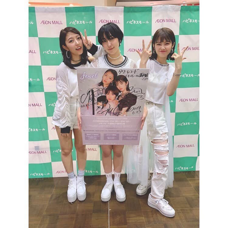 MOMOKAさんのインスタグラム写真 - (MOMOKAInstagram)「・ イオンモール盛岡楽しかったナ〜〜 来てくれたみんなありがとうっ！ みんなで写ってるやつのポーズは、 なんかハマっちゃったらしいポーズ。今度特典会で一緒にやろ、🤟笑  初岩手リリイベだったけど、 関係なかったねー！あったかかった！ 関東から来てくれたjewelerさんもいて嬉しかったね😢 一つ一つのライブを大事に、、😌 次のライブは来週！ 29日は千葉県！ららぽーとTOKYO-BAY！ ①14:00〜②16:00〜 30日は、東京！エソラ池袋！ ①13:30〜②15:30〜 どちらもライブは観覧無料！ 待ってるね😛  にょほほ〜よき遠征だったよ！ また来週👋👋」6月23日 18時56分 - momoka_jewel