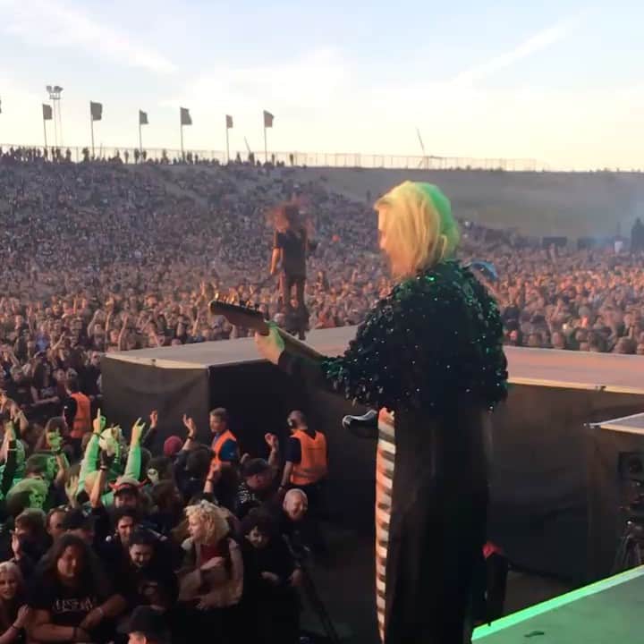 ロブ・ゾンビのインスタグラム：「A little fucking in a UFO in good old Copenhagen! Get up! #robzombie #copenhagen🇩🇰 #welleverybodysfuckinginaufo」