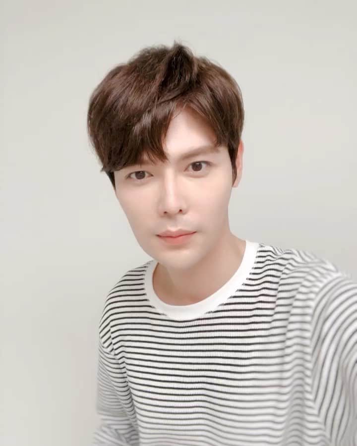 ジヒョク のインスタグラム：「사진집 프로모션 !!! 모두 수고하셨습니다!!! 감사합니다!!!! 덕분에 완판 감사합니다 ㅠㅠ」
