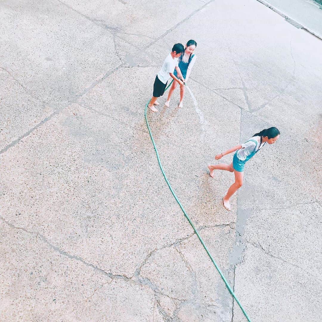 鈴木紗理奈さんのインスタグラム写真 - (鈴木紗理奈Instagram)「公園で遊んでめっちゃ汗かいて 水遊びして最後は泡風呂。  毎日いとこと一緒 仲良し大家族。」6月23日 18時58分 - munehirovoice