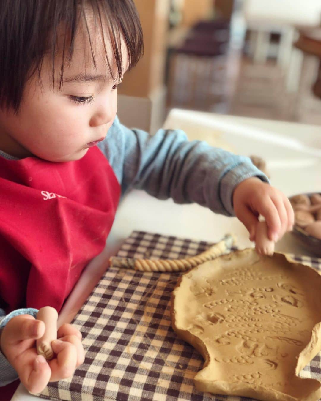 石塚錬さんのインスタグラム写真 - (石塚錬Instagram)「. 👦💬「自分でつくったお皿で食べると、か・く・べ・つ 🍽❤️🤤」 . 👦💬「It's exceptional delicious when I eat it with a self made plate 🍽❤️🤤」 . #誕生日につくったものが焼き上がりました🥳 #石塚錬 #成長日記 #陶芸 #pottery #도예 #陶瓷 #Tembikar #เครื่องเคลือบดินเผา #お皿 #plate #dish #접시 #菜 #Piring #จาน #ishizukaren #renishizuka #이시즈카렌」6月23日 19時00分 - ishizuka_ren