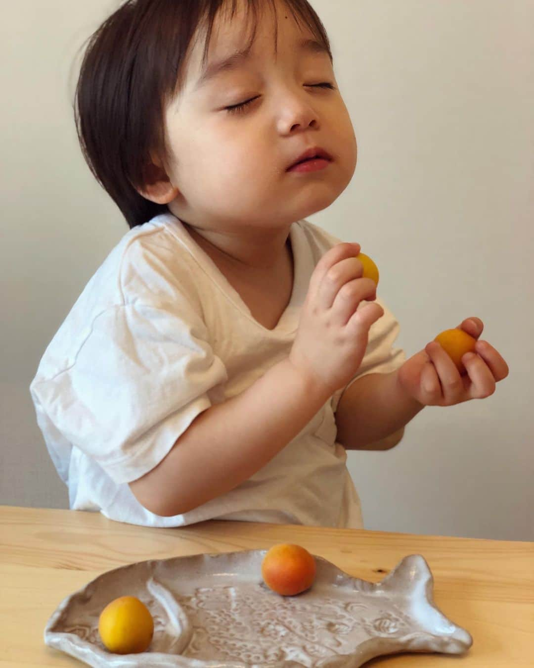 石塚錬さんのインスタグラム写真 - (石塚錬Instagram)「. 👦💬「自分でつくったお皿で食べると、か・く・べ・つ 🍽❤️🤤」 . 👦💬「It's exceptional delicious when I eat it with a self made plate 🍽❤️🤤」 . #誕生日につくったものが焼き上がりました🥳 #石塚錬 #成長日記 #陶芸 #pottery #도예 #陶瓷 #Tembikar #เครื่องเคลือบดินเผา #お皿 #plate #dish #접시 #菜 #Piring #จาน #ishizukaren #renishizuka #이시즈카렌」6月23日 19時00分 - ishizuka_ren