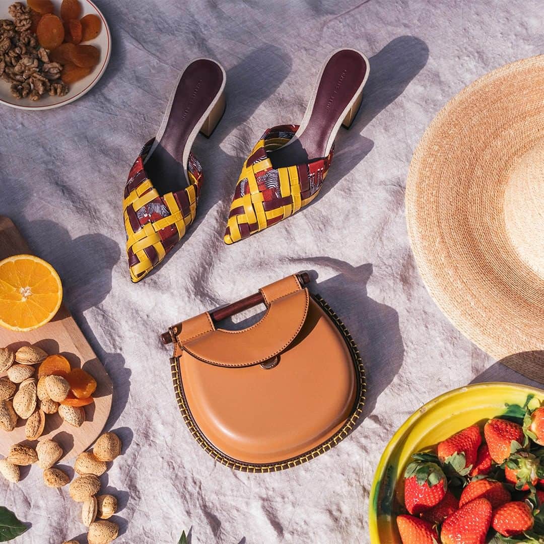 CHARLES & KEITHさんのインスタグラム写真 - (CHARLES & KEITHInstagram)「There is no better time than summer to sport a well-tanned saddle bag and colourful woven mules. Tap to shop now.  #ImwithCHARLESKEITH #SS19 #CHARLESKEITHOFFICIAL  Products featured: Woven pointed mules and wood-effect handle whipstitch trim」6月23日 19時00分 - charleskeithofficial