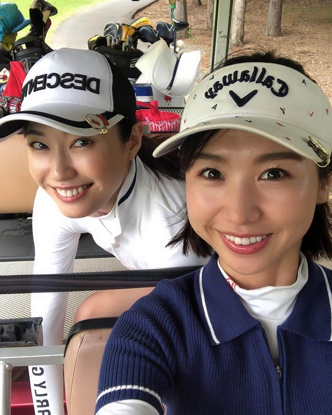 のインスタグラム：「昨日はよしみちゃん主催のCoCo CUPのゴルフコンペに参加しました⛳️😍 【2枚目】一緒に回った方にアドバイスをもらって、前体重過ぎてスイングが安定しなかったので改善を教えてもらってその後からすごく良くなったの❣️✌️の動画はその一部始終を撮ってくれていたので忘れないようにアップ🎥！ 昔、レッスン通ってた時に女の人は筋力が少ないから前傾姿勢にして体重を乗せて飛距離伸ばそうって先生に言われてから、すごく前傾姿勢でやってたけど、やりすぎ注意でした⚠️😱 －－－－－－－－－－ 【3枚目】ビフォーアフターでは少ししか違いが無いけど、かかとにも体重乗って、脚の筋力がちゃんと裏側(ふくらはぎとハムストリングス)も使えてる👍(ビフォーは前体重すぎて、太もも前側をすごく使っちゃってる😱) －－－－－－－－－－ コンペの参加は3回目で、過去2回はゴルフ始めたての時に参加したぐらいで久しぶりだったのですごく緊張しました😊みんな上手すぎて私は117で猛打賞でした😱😂⛳️🏌️‍♀️練習頑張ろ〜っと❣️」