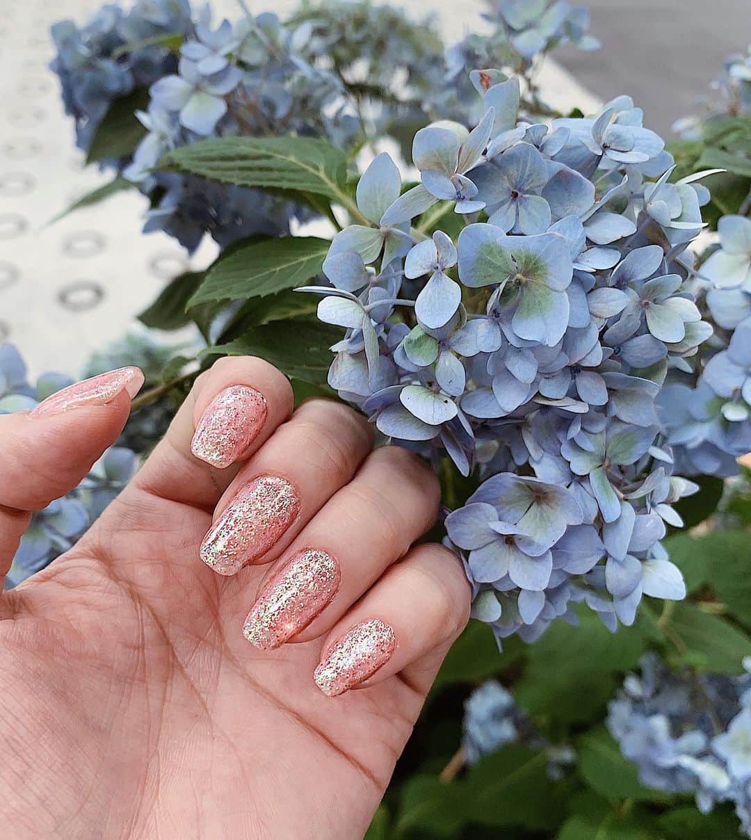のインスタグラム：「NEW Self nail﻿💅🏻﻿﻿4回連続でグリッターネイル（笑） ﻿﻿﻿ 今回はピンクとオーロラのグリッターネイル﻿﻿﻿ ﻿﻿﻿ 紫陽花が綺麗だったから一緒に❤︎﻿ ﻿ ﻿﻿ ストーリーのコメントで﻿ ﻿ ［セルフネイルに使ってるのを教えて欲しいです］﻿ と来てましたので載せます^_^﻿ （swipe☞） ﻿﻿ ﻿ ①プライマー☞マジカルプライマー﻿﻿ ②ベース/カラージェル ☞Fairy Nail﻿﻿ ③ジェル ☞PREGEL SCULP&TOP CLEAR﻿﻿ ④TOPジェル ☞ジェラッカー ネイルパーマシャイン﻿﻿ ⑤ニッパー ☞shu uemura﻿﻿ ⑥平筆 ☞NAIL PARFAIT と tati﻿﻿ ﻿﻿ 使う順番 ﻿ ﻿ ①を爪先のみに塗布﻿ ↓﻿ ベースジェル﻿ ↓﻿ カラージェル（今回はグリッターのみなのでカラーは未使用）﻿ ↓﻿ ③﻿ ↓﻿ ④﻿ ﻿↓ 拭き取り  です^_^﻿ ﻿ 私はプロではないけど一級のプロネイリスト2人に教えてもらったから大丈夫なはず！参考になれば💅﻿ ﻿ ──────────────────────────﻿﻿ ﻿﻿﻿ #newnail #nail #selfnail ﻿#💅🏻 #ネイルデザイン﻿﻿ #大人ネイル #キラキラ #ジェルネイル #nail #ラメネイル #キラキラネイル #gorgeousnail #ラメネイル #glitter #glitternails #simplenails #グリッターネイル #simplenail #네일아트 #スクエアオフ #スクオーバル #squoval #プライマー #マジカルプライマー﻿ #PREGEL SCULP&TOP CLEAR﻿﻿ #ジェラッカーネイルパーマシャイン﻿﻿ #shuuemura﻿﻿ #NAILPARFAIT #tati﻿ #紫陽花 #あじさい」