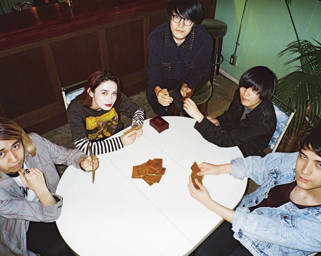 NYLON JAPANさんのインスタグラム写真 - (NYLON JAPANInstagram)「My Bloody ValentineやSlowdiveのコピーをし遊んでいたというインディー音楽好きの若者達は、いつの間にか青春映画のサウンドトラックのように軽やかに憧れていた舞台へのステップを駆け上がっていく。そんな大きな夢物語の途中にいる彼らにバンド結成の経緯から、影響を受けた音楽、今後の展望まで聞いた。  july issue POWER MUSIC  model @lubysparksband photographer @mirimatsufuji  #nylonjapan #nylonjp #powermusic #culture #newartists #interview #caelumjp」6月23日 19時11分 - nylonjapan