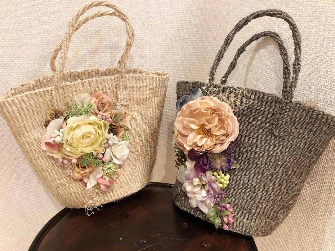 金泉紗恵子さんのインスタグラム写真 - (金泉紗恵子Instagram)「.﻿ 少し前ですが @milfelice さんのワークショップへ🥰﻿ もともと結婚式の際にヘッドアクセサリーを @milfelice_wedding さんでレンタルしたのがきっかけ😊﻿ オーナーさんの作るステキなアクセサリーも気に入り、その後もチェックさせていただいてたのです😁﻿ ﻿ ﻿ ﻿ 今回のワークショップはかごバッグ👜﻿ 大小2種類あり、私は小さい方にしました🙆‍♀️﻿ サイズ感は3枚目の写真参照👍﻿ お財布が小さければ、最低限の荷物は入ります😋﻿ ﻿ お花はもちろん、木の実なども豊富に揃っていて、好きなお花を好きなようにグルーガンで貼っていくだけ🤩﻿ なのですが、バランスとか色とか考え始めると全く進まなくなります😂﻿ センスが良い方はパパッと考えて作れるのでしょうが、とてもとてもそんなことはできず、先生にアドバイスいただきながら進めました😇﻿ ﻿ お花だけでなく、隙間を木の実や葉っぱで埋めたり、お花もちぎって使ったり、チュールもつけてみたり…﻿ 納得いくまでやり切ったら完成です😆﻿ 友達はグレーのバッグだったこともあり、並べるとかなり雰囲気が違いました😊﻿ 人それぞれ個性が出るバッグ作り😁﻿ 大変ですが夢中になれて、とっても楽しかったです💓﻿ ﻿ ﻿ ﻿ 浴衣用に、と思っていましたが、普段もちょこっとお出かけに出る時に使っています😘﻿ 自分で作ったものは完成のレベルがどうであれ、愛着がわきますね😌﻿ ﻿ ワークショップは銀座の店舗で日時要相談でやっています🙌﻿ 1人で真剣に、お友達とワイワイ、どっちも楽しいと思うので、お近くの方はぜひ😍﻿ また何か作りたいなー🤩﻿ .﻿ ﻿#workshop #bag #flowerbag #followme #eoskissm #mewsrefinedclothes #katespade #canoneoskissm #ginza #ワークショップ #ワークショップイベント #銀座 #milfelice #ワークショップ東京 #milfelicewedding #かごバッグ #かごバッグアレンジ #アーティフィシャルフラワー #ミラーレス一眼 #体験レッスン #ワークショップ体験」6月23日 19時21分 - saeko_kanaizumi